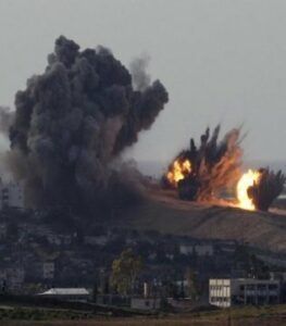 Israel bombardea la sede del primer ministro de Hamás en Gaza