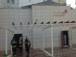 Tres individuos provocan un incendio en la discoteca KUBE