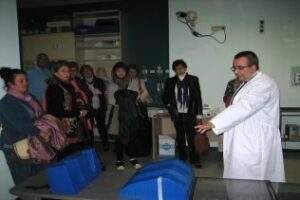Voluntarios de la Asociación Española contra el Cáncer visitan la Unidad de Radioterapia del Campo de Gibraltar