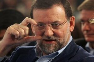 Cumbre UE en Bruselas: El 15-M entrega a Juncker un sobre con dinero falso para Rajoy