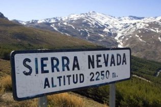 Dos muertos y dos heridos, uno grave, al caer por un barranco un coche en carretera de Sierra Nevada