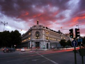 Banco de España propone contratar parados por debajo del sueldo mínimo