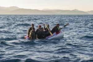 Rescatados 13 subsaharianos que trataban de cruzar el Estrecho en dos barcas hinchables