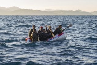 Rescatados 13 subsaharianos que trataban de cruzar el Estrecho en dos barcas hinchables
