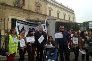 Alternativas se concentra en el Parlamento Andaluz en protesta por los recortes en drogodependencia