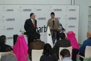 Carbures y José María Manzanares presentan el primer estoque y estaquillador para la lidia en fibra de carbono