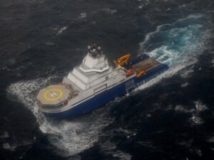 Un buque a la deriva de Shell encalla cerca de Alaska con más de 520.000 litros de diesel