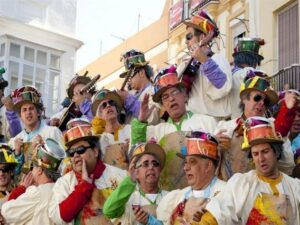 La alegría del carnaval llena las calles de Cádiz