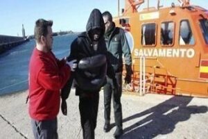 Rescatados los cuatro ocupantes de una patera a la deriva en aguas del Estrecho