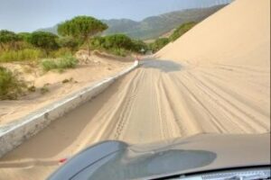 Aprobado el proyecto para retirar de la carretera la arena de la duna de Valdevaqueros, que incomunica a vecinos