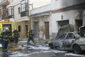 Muere un varón en el incendio de una vivienda en Sanlúcar que obliga a desalojar seis bloques de pisos