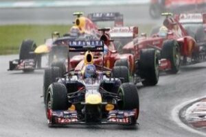 Vettel gana y Alonso naufraga en su carrera 200