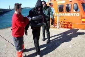 Una tercera patera interceptada eleva a 27 los inmigrantes rescatados en aguas del Estrecho