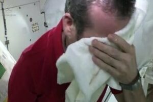 Un astronauta muestra por qué es mejor no llorar en el espacio