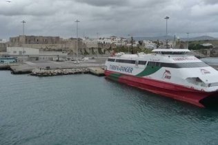 El puerto de Tarifa vuelve a abrir después de cuatro días cerrado por el temporal de viento