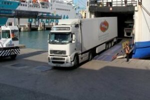 El PSOE propone subvencionar el transporte de mercancías en el Estrecho