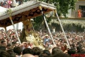 La Virgen del Rocío procesiona desde las 03,25 horas por las calles de la aldea