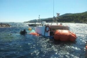 Yo reportero: Así reflotan el barco naufragado ayer en Punta Carnero