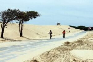 La duna sigue amenazando a los vecinos de Paloma Baja