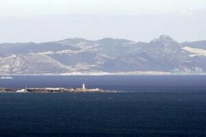 Puerto de Tarifa sigue cerrado debido al levante que azota al Estrecho
