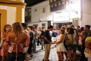Tarifa y su carácter turístico hace descender el paro en junio