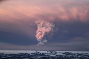 Tres volcanes en erupción.Por: Ángel Luis Jiménez