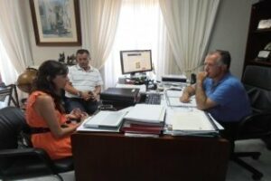 La ganadera Paola del Castillo se reúne con el alcalde tarifeño