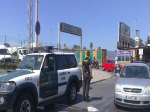 Interior denuncia la publicación de fotos de agentes de la verja de Gibraltar