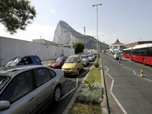 Primeras colas en los accesos a Gibraltar, incrementadas por el aumento de turistas
