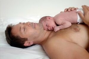 Los padres con testículos pequeños se implican más en el cuidado de sus hijos