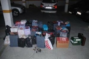 9.000 cajetillas, siete vehículos y 9.000 euros incautados por la Policía Nacional en una casa de La Línea