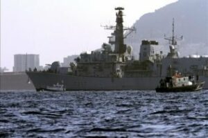 Colectivos sociales e IU protestan en la verja de Gibraltar pidiendo el fin de las bases militares