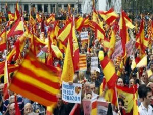 Miles de catalanes defienden una Cataluña dentro de España