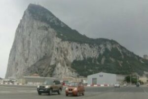Un barco deja en Gibraltar 2.750 tn de piedra para ganar terreno al mar