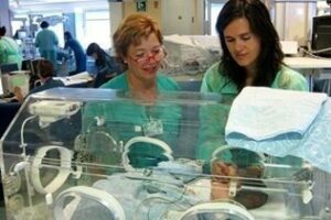 Facultativos y enfermeras del Campo de Gibraltar participan en un taller de reanimación pediátrica y neonatal en La Línea