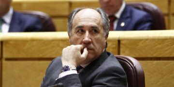 Landaluce alerta de que algunas pateras llegan con el 40% de los inmigrantes contagiados