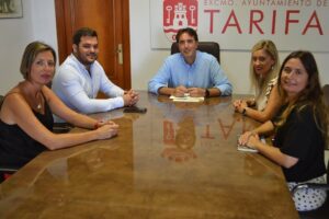 Miguel Rodríguez, se reune con el alcalde tarifeño en su primera visita de cortesía al Ayuntamiento