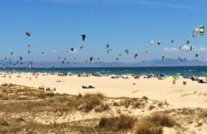 El Ayuntamiento apuesta por el diálogo para compatibilizar el uso de las playas tarifeñas