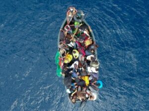 Salvamento Marítimo rescata un kayak en el Estrecho con tres inmigrantes menores de edad