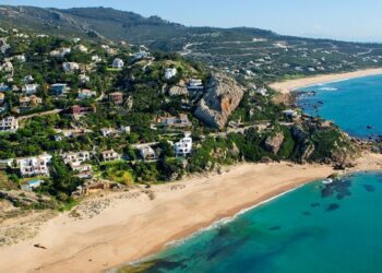 Atlanterra se queda sin suministro de agua por una avería en la conducción que une Barbate y Zahara