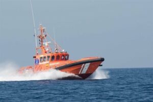 Salvamento Marítimo ha trasladado al puerto de Tarifa a dos personas después de que la moto de agua que pilotaban se hundiera