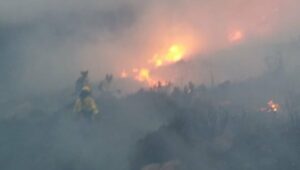 Más de 60 bomberos y cuatro helicópteros luchan contra las llamas en El Cuartón