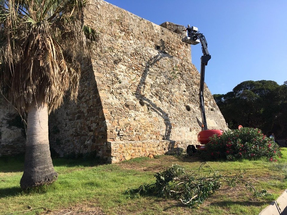 Los trabajos de adecentamiento y mejora de las murallas, y muros del Adarve y Castillo han comenzado esta mañana en la zona de la Torre del Madero