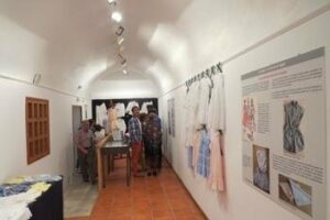 El pasado viernes se inauguró la exposición "La mujer y el arte de la aguja" comisariada por Candelaria y Mariluz Muñoz Ruiz
