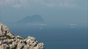 Unos pescadores rescatan en el Estrecho a una pequeña balsa con tres inmigrantes