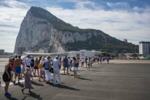 España suspende los vuelos con Reino Unido y refuerza los controles en la frontera con Gibraltar