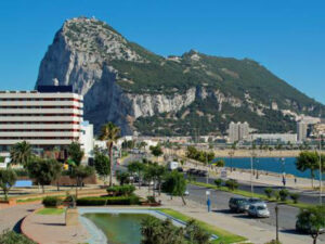 Dos agentes gibraltareños heridos cuando perseguían una narcolancha