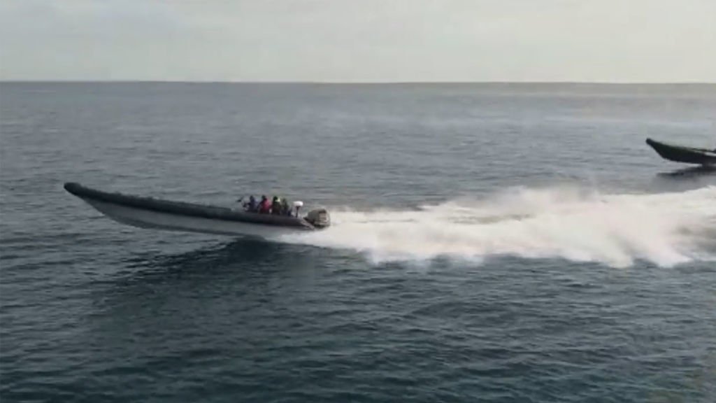La Armada y la Guardia Civil interceptan 449 kilos de hachís en una narcolancha