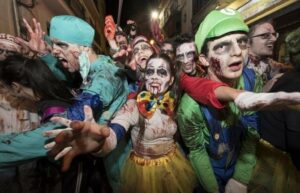 Los zombies toman esta noche las calles de Tarifa en un evento que quiere batir récord de asistencia