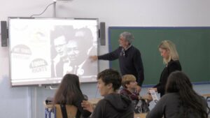 Alumnos del IES Baelo Claudia participan en el taller 'Dando la chapa con los Derechos Humanos'